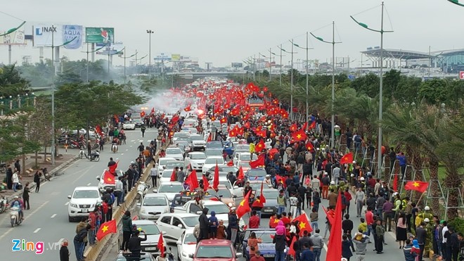 Xe buýt mui trần chở đội U23 Việt Nam diễu hành trong biển người ảnh 1