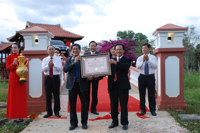 Trao kỷ lục cho cây cầu gỗ lợp ngói dài nhất Việt Nam ảnh 3