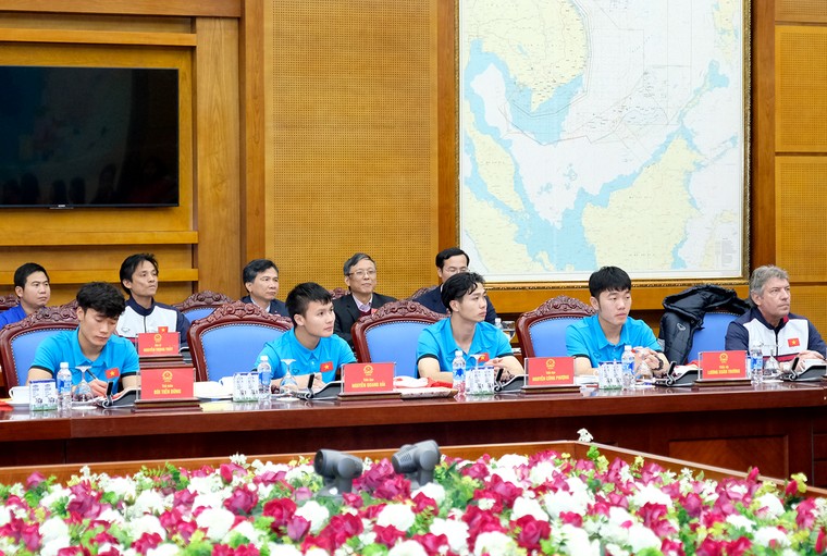 Thủ tướng với các cầu thủ U23 ảnh 3