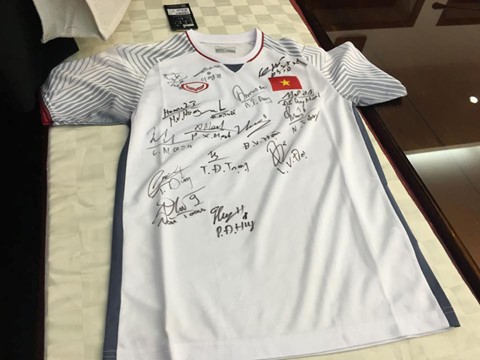 Đấu giá món quà U.23 tặng Thủ tướng để làm quà Tết cho người nghèo ảnh 2