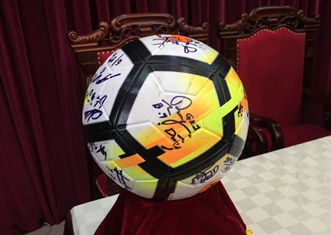 Đấu giá món quà U.23 tặng Thủ tướng để làm quà Tết cho người nghèo ảnh 1