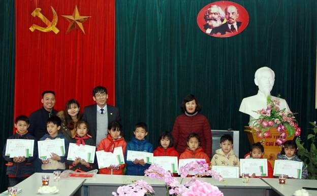 Mang tết sớm tới thầy trò vùng cao Hòa Bình ảnh 6