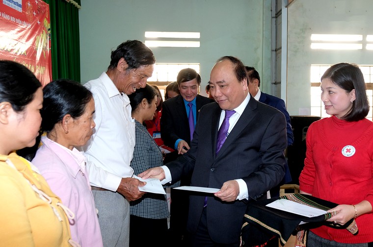 Thủ tướng: Không để gia đình nào ‘đói cơm lạt muối’ dịp Tết ảnh 1