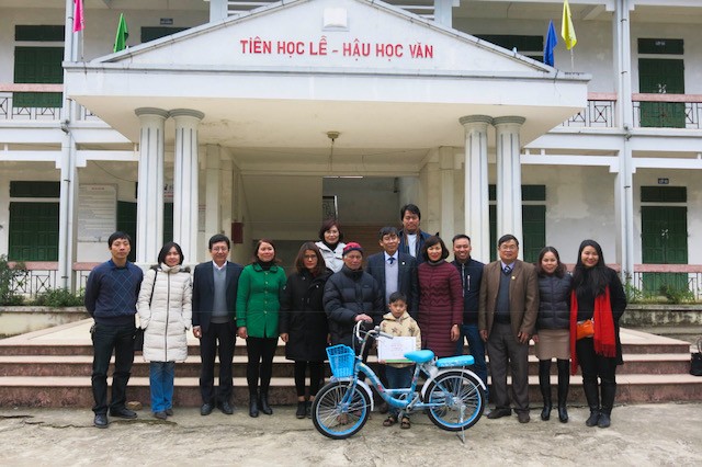 Mang tết sớm tới thầy trò vùng cao Hòa Bình ảnh 3