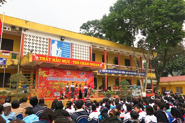 Mang tết sớm tới thầy trò vùng cao Hòa Bình ảnh 2