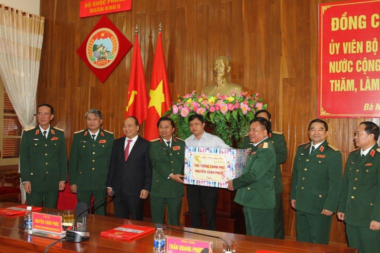 Thủ tướng Nguyễn Xuân Phúc thăm, làm việc tại Quân khu 5 ảnh 2