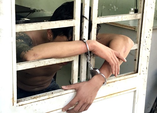 Ôtô chở hàng lậu tông xe cảnh sát, 6 chiến sĩ bị thương ảnh 1