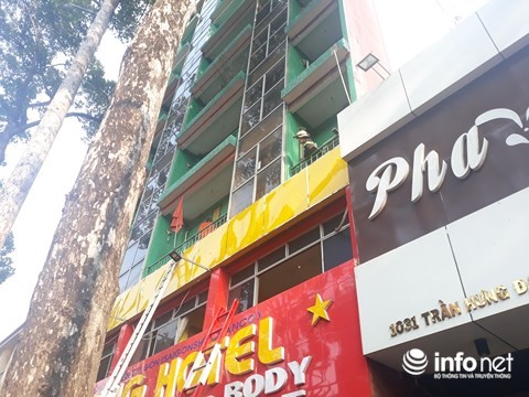 Giải cứu 11 người nước ngoài trong vụ cháy dữ dội ở hotel massage quận 5 ảnh 1