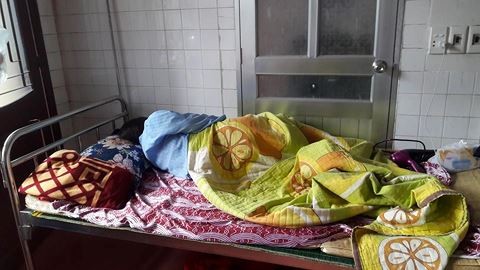 Con bầm chân, phụ huynh đánh cô giáo đang mang thai nhập viện ảnh 1