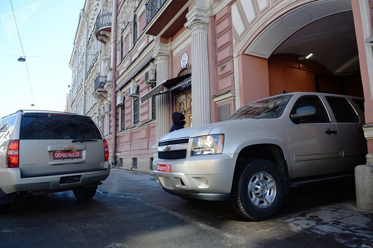 Các nhà ngoại giao Mỹ rời tòa nhà Tổng Lãnh sự quán Mỹ tại St. Petersburg ảnh 1