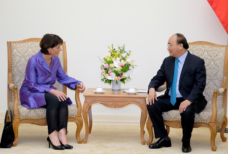 Thủ tướng tiếp Bộ trưởng phụ trách Môi trường, Giao thông, Năng lượng và Truyền thông Thụy Sĩ ảnh 1