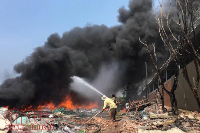 Cháy lớn xưởng phế liệu ở huyện Bình Chánh ảnh 1