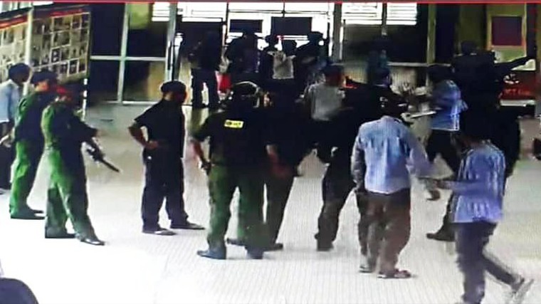  Hà Tĩnh: Bác sĩ đang cấp cứu, thanh niên lạ cầm 2 dao vào gây áp lực ảnh 1