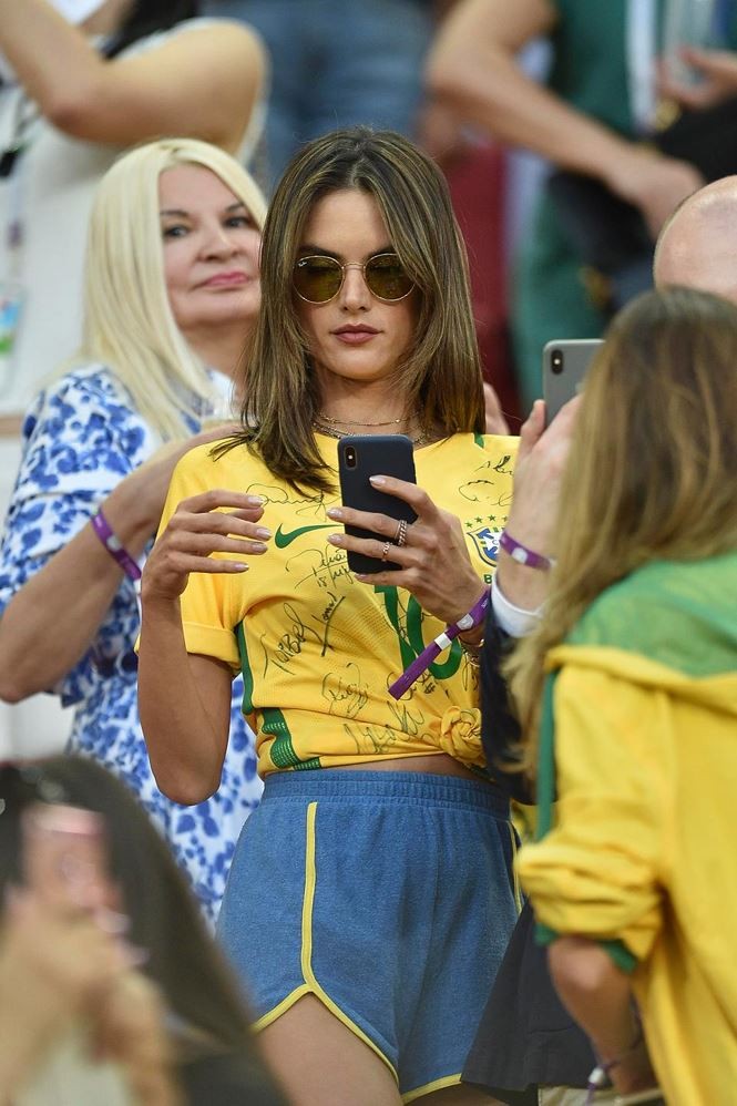 FIFA đề nghị tiết chế cho các ‘bóng hồng’ nóng bỏng lên sóng World Cup - ảnh 5