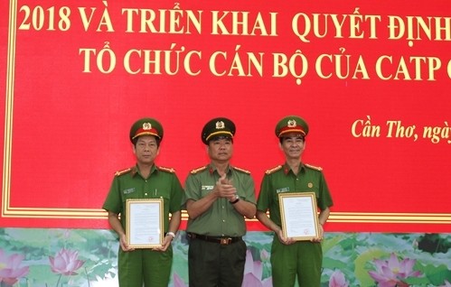 Trao quyết định bổ nhiệm lãnh đạo 10 cơ quan Công an ảnh 2