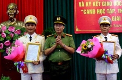 Trao quyết định bổ nhiệm lãnh đạo 10 cơ quan Công an ảnh 3