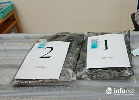 Giấu hơn 4kg ma tuý trong 2 vali hành lý ký gửi từ Dubai về Việt Nam ảnh 1