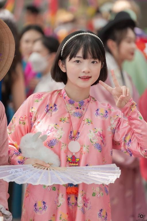 'Bách hoa bộ hành': Việt phục xuống phố ảnh 1