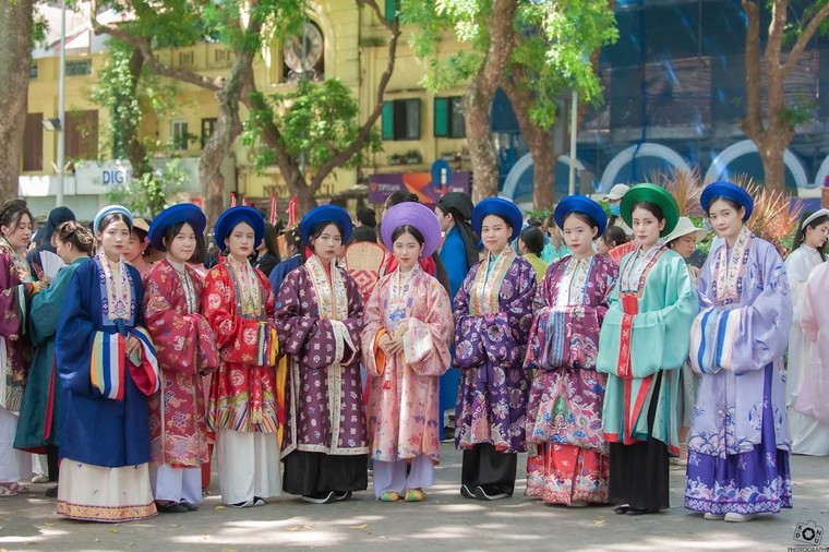 'Bách hoa bộ hành': Việt phục xuống phố ảnh 9