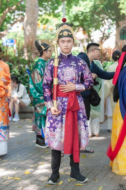 'Bách hoa bộ hành': Việt phục xuống phố ảnh 10