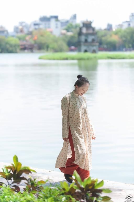 'Bách hoa bộ hành': Việt phục xuống phố ảnh 12