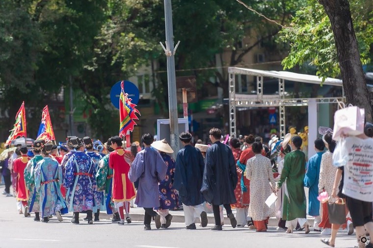 'Bách hoa bộ hành': Việt phục xuống phố ảnh 14
