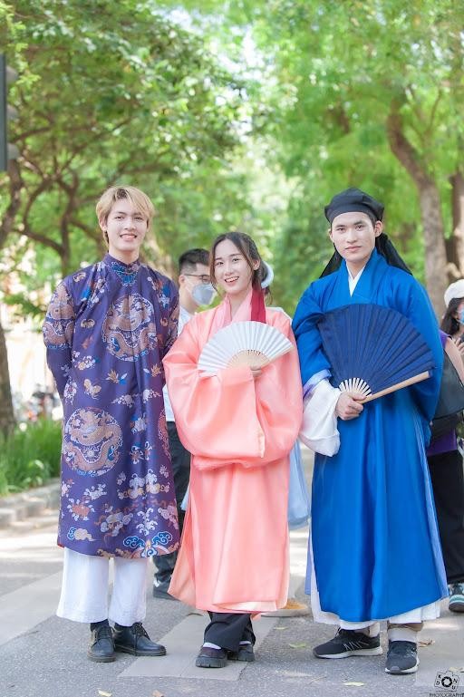 'Bách hoa bộ hành': Việt phục xuống phố ảnh 15