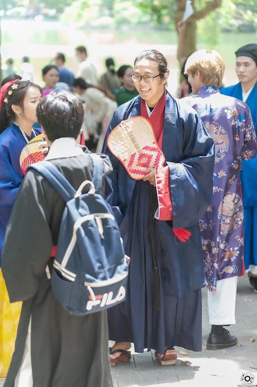 'Bách hoa bộ hành': Việt phục xuống phố ảnh 16