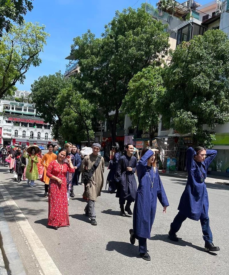 'Bách hoa bộ hành': Việt phục xuống phố ảnh 7