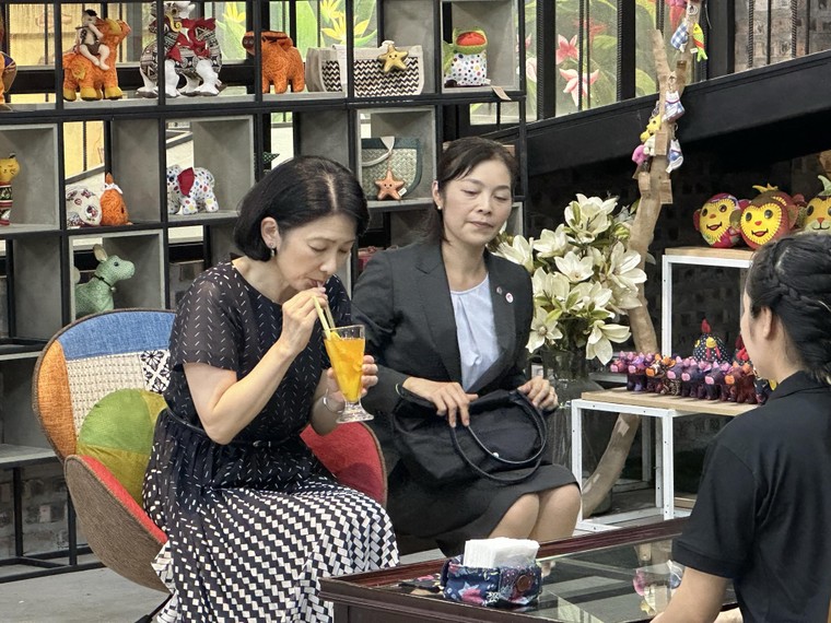 Công nương Nhật Bản Kiko đến thăm quán cà phê ngôn ngữ ký hiệu KymViet Space tại Hà Nội ảnh 4