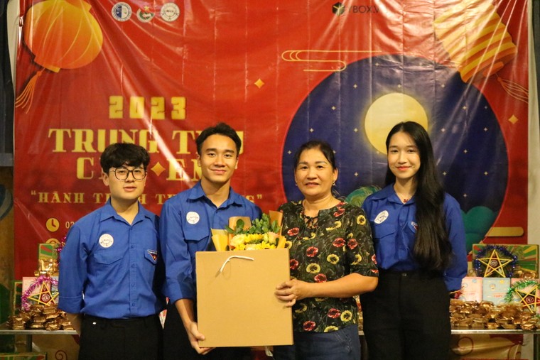 Hành trình thắp sáng yêu thương mùa trăng rằm cùng sinh viên Đại học Luật Hà Nội ảnh 1