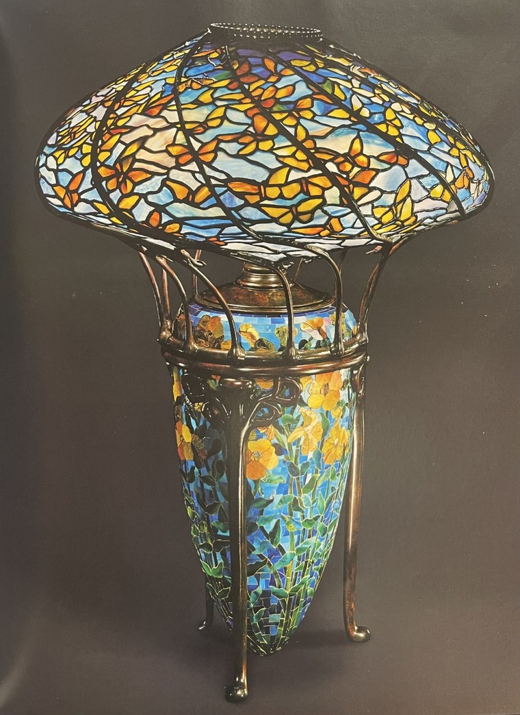 Những cánh bướm kiều diễm trên đèn kính màu Tiffany ảnh 1