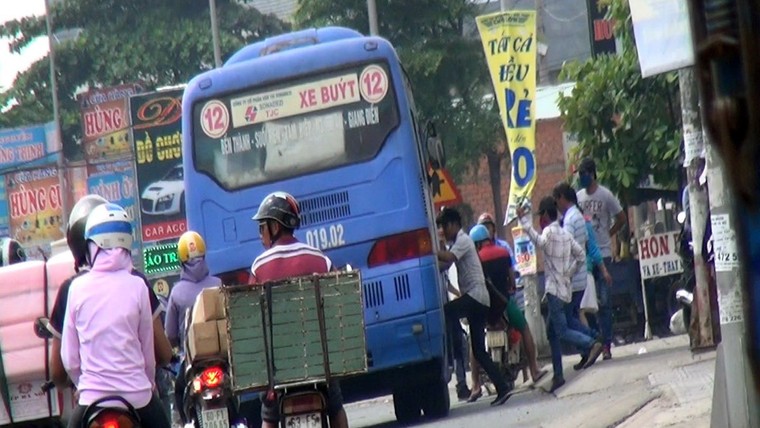 Cận cảnh trò lừa đảo của nhóm giang hồ dọc quốc lộ ảnh 5