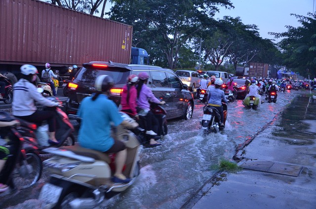 Triều cường tràn bờ gây ngập nhiều khu vực ở TPHCM ảnh 1