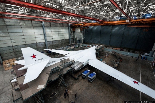 Bên trong nhà máy chế tạo oanh tạc cơ 'Thiên nga trắng' ảnh 2