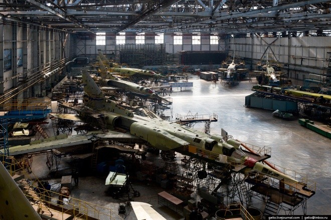 Bên trong nhà máy chế tạo oanh tạc cơ 'Thiên nga trắng' ảnh 8