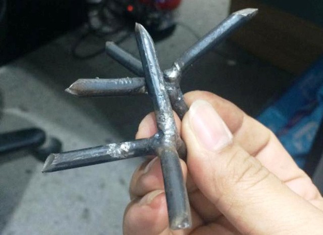 Đinh 4 chân cực nguy hiểm xuất hiện trên quốc lộ, nhiều xe dính bẫy ảnh 1