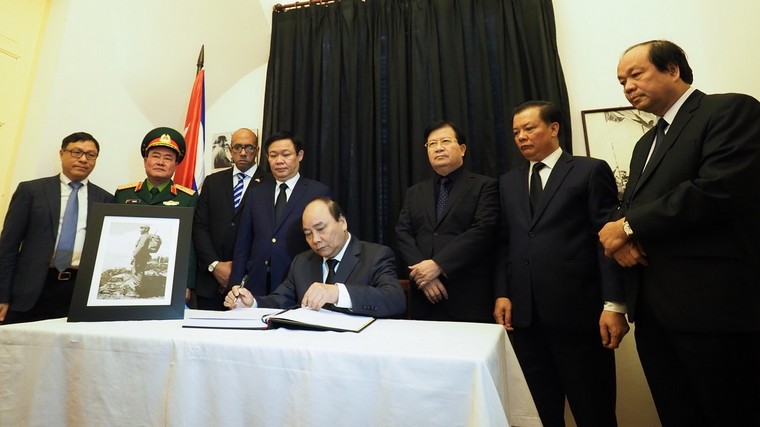 Người Hà Nội xếp hàng dài viếng Chủ tịch Fidel Castro ảnh 1