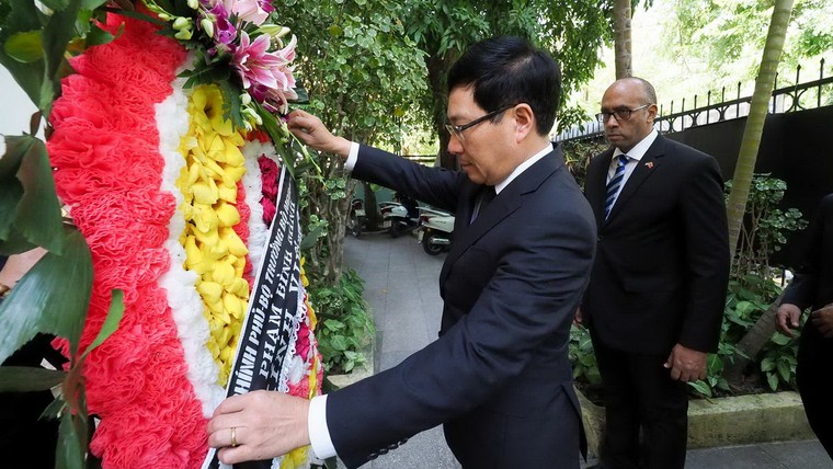 Người Hà Nội xếp hàng dài viếng Chủ tịch Fidel Castro ảnh 2