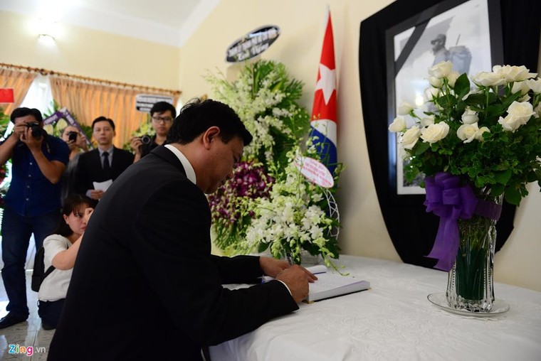 Bí thư Đinh La Thăng viếng lãnh tụ Fidel Castro ảnh 3