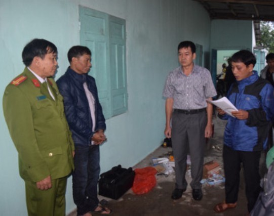 Đôi nam nữ tàng trữ hơn 1.600 viên ma túy trong đôi dép ảnh 1