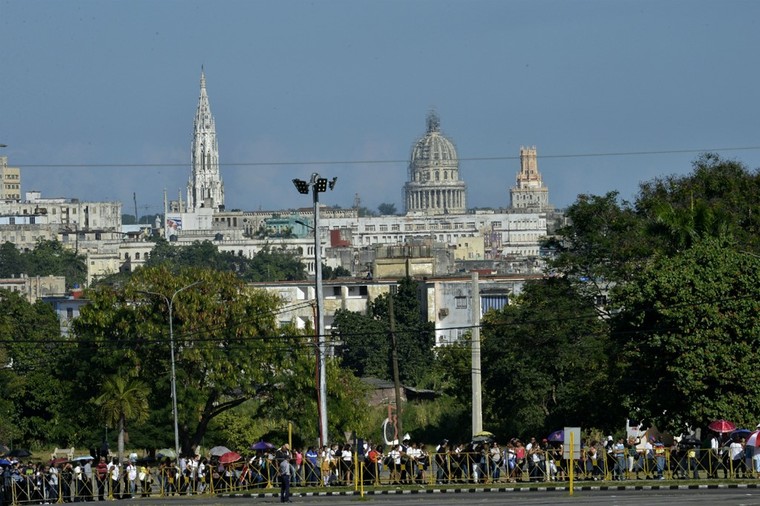 Hàng trăm nghìn người đợi vào tiễn biệt lãnh tụ Fidel Castro ảnh 1