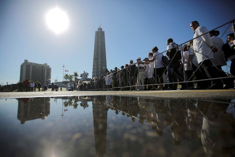 Hàng trăm nghìn người đợi vào tiễn biệt lãnh tụ Fidel Castro ảnh 3