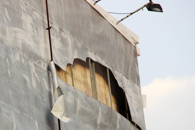 Hai mẹ con suýt chết vì tôn từ biển quảng cáo bay ra đường ảnh 1