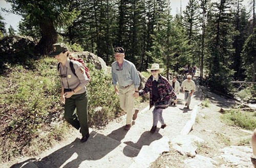 Hillary Clinton được ca ngợi vì mặc một chiếc áo khoác hơn 20 năm ảnh 1