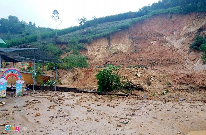 Mưa lũ kèm theo lốc xoáy gây hỏng nhiều nhà dân Quảng Ngãi ảnh 1