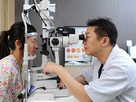 Nguy cơ bị mù vì làm đẹp bằng kính áp tròng ảnh 1