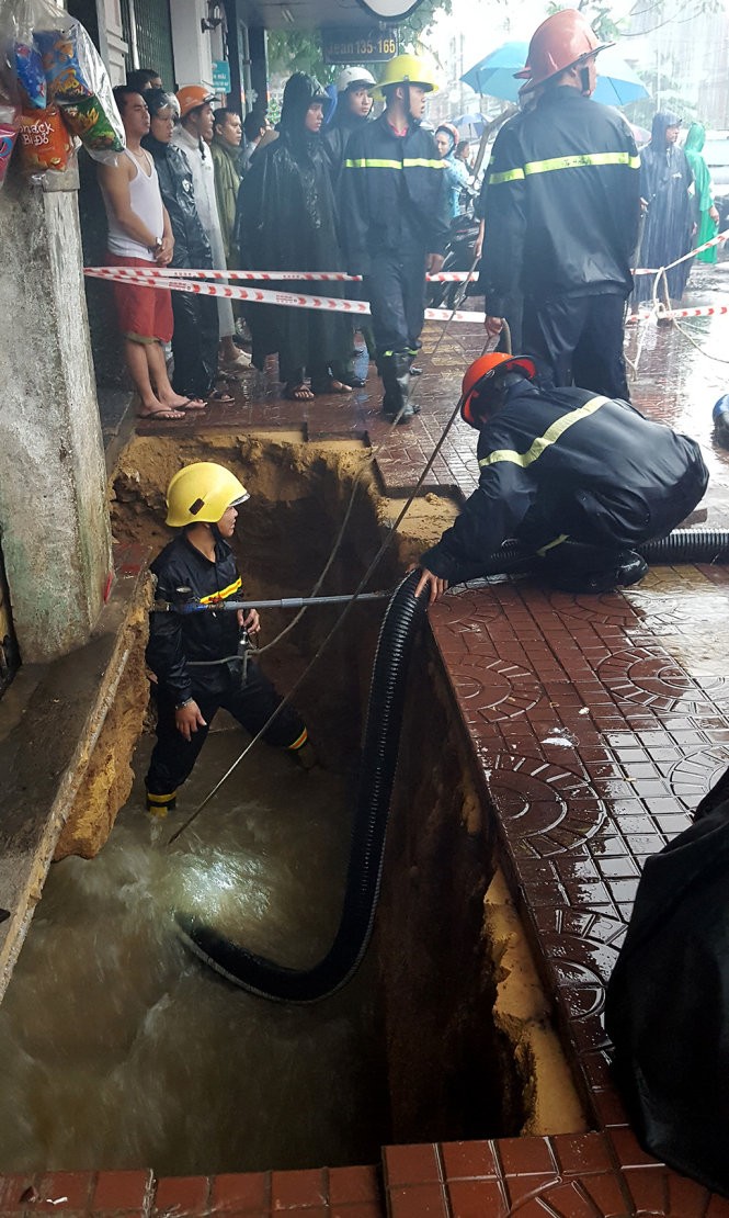 Hàm ếch khổng lồ đe dọa nhiều căn nhà ở Quy Nhơn ảnh 1