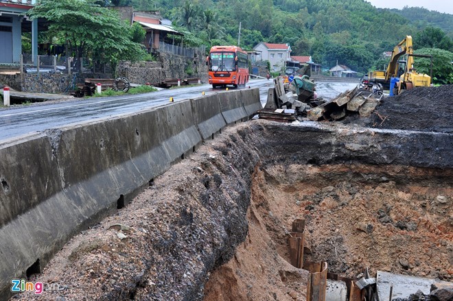 Đèo Cả sạt lở nghiêm trọng, giao thông Bắc - Nam tắc nghẽn ảnh 1
