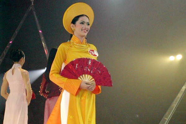 Khoảng lặng trong quan hệ với cha mẹ ở showbiz Việt ảnh 3